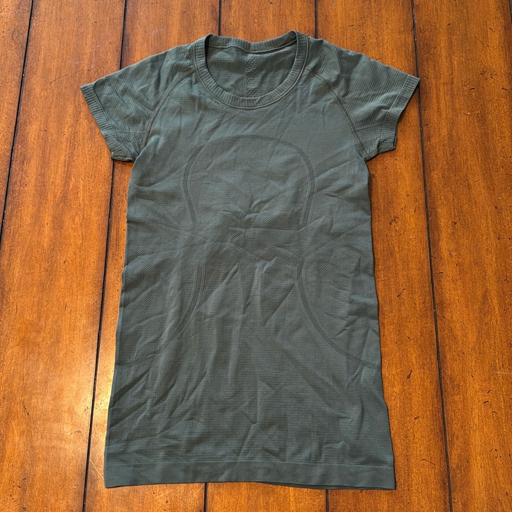 Lululemon - Size 6 Swiftly Short Sleeve Shirt - Excellent Condition